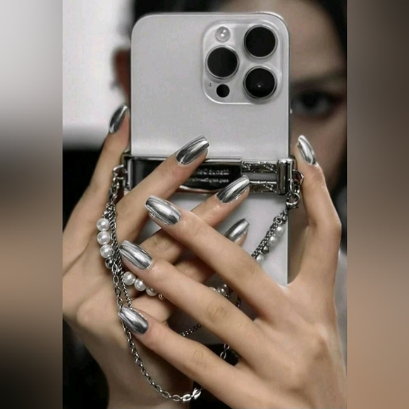 Silver Nails - Picture 2 of 9